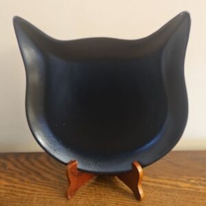 Crofton Stoneware Black Cat-Shaped Decorative Plate.